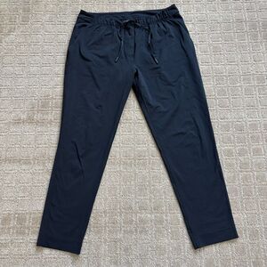 Lululemon Pull On Crop Pant Women's 10 Black Athleisure Casual Comfort Travel